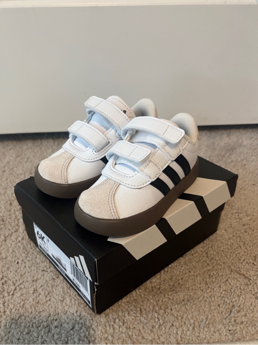 adidas toddlerWhite Sneakers with black Stripes and Brown Sole never worn size 6